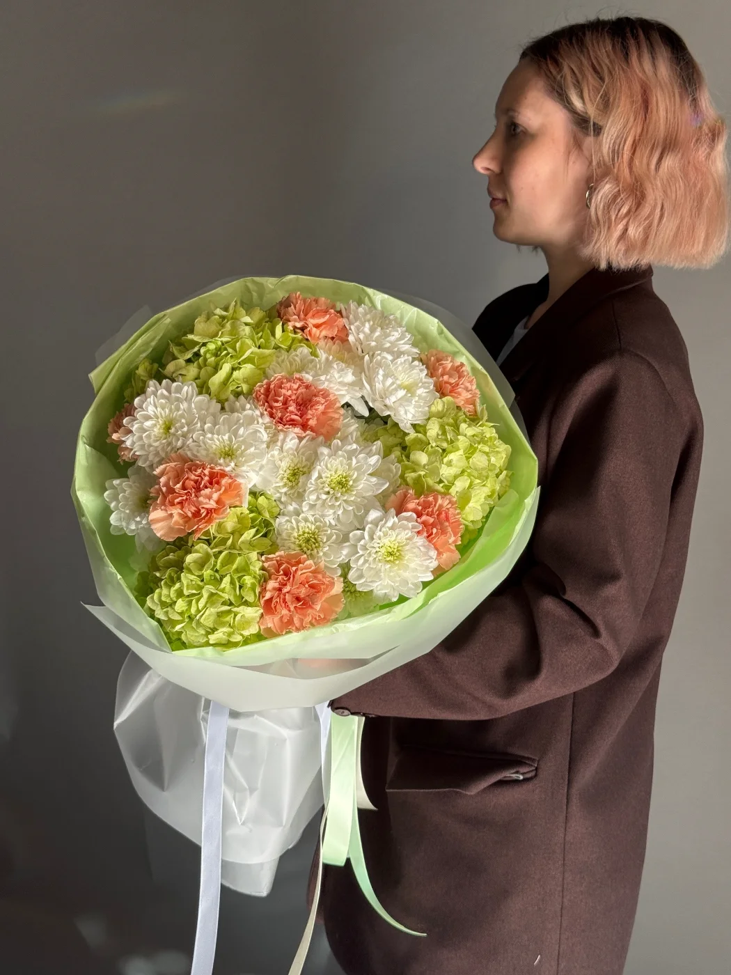 Диантус гортензия и кустовая хризантема  — букет Эндорфин