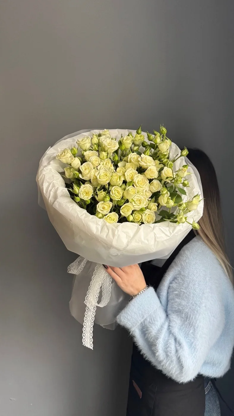 МоноБукет из 11 белых кутовых роз
