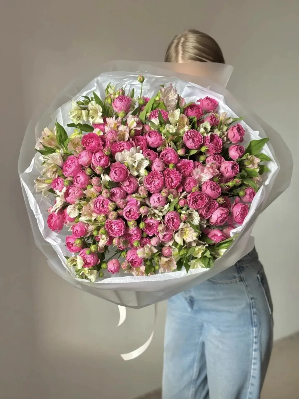 Букет из пионовидных кустовых роз и альстромерии  — 