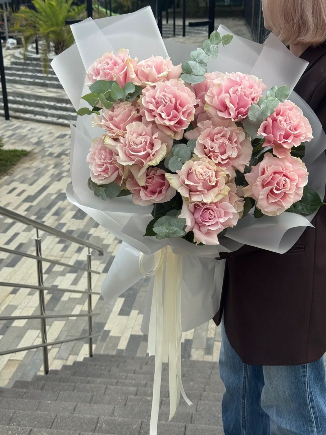 Букет из 15 французских роз с эвкалиптом 