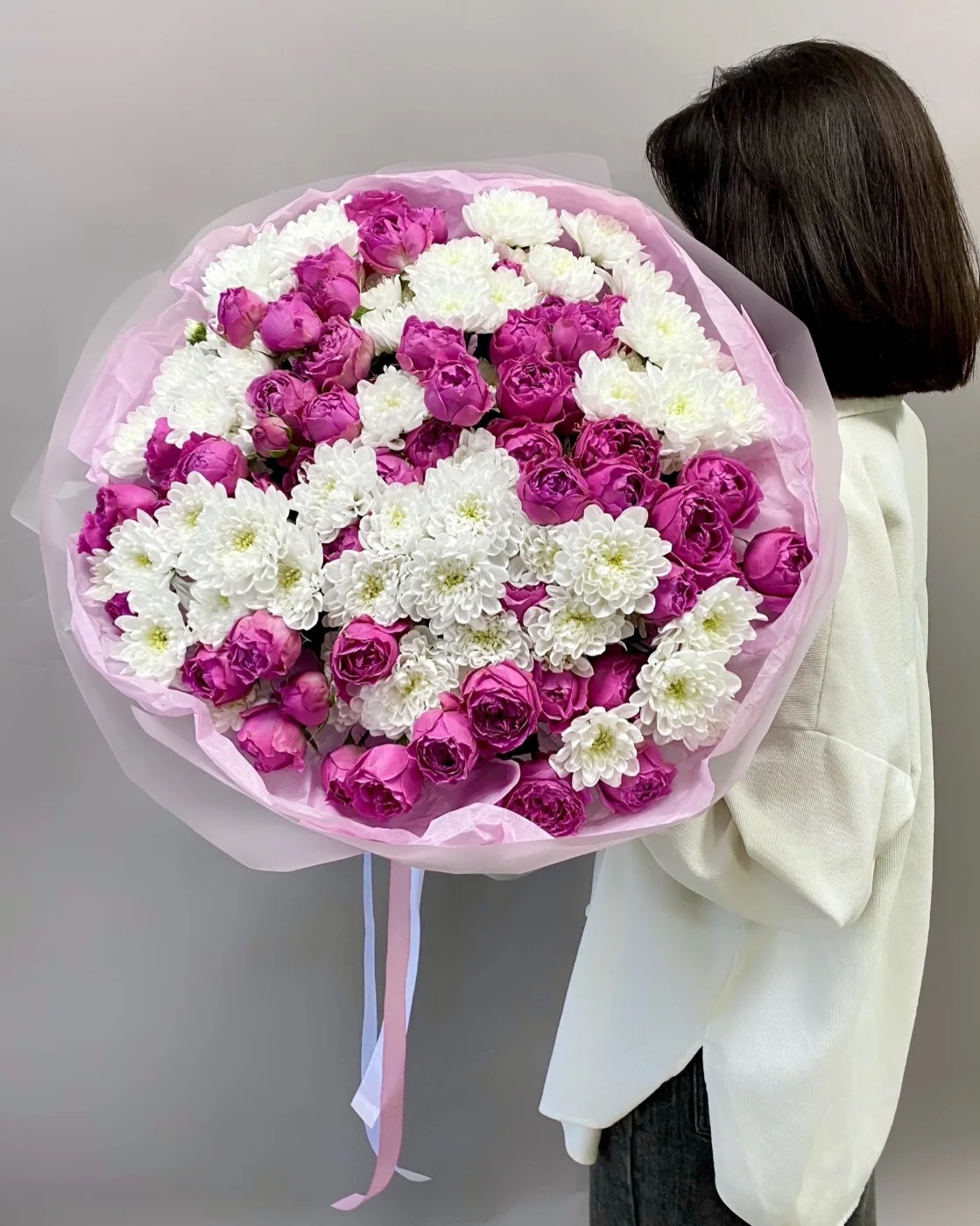 Пышный букет из кустовой хризантемы и пионовидных кустовых роз  — букет Эндорфин